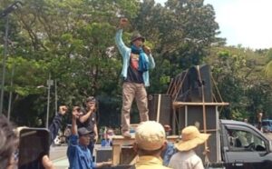 Foto: Kholid saat Orasi di depan Kantor Bupati Tangerang (22/4/2026)