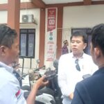 Ko Aseng (tengah) saat di wawancara didepan Kantor Desa Kandawati (Dok/Abo)