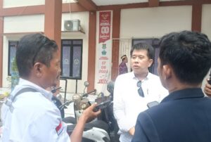 Ko Aseng (tengah) saat di wawancara didepan Kantor Desa Kandawati (Dok/Abo)