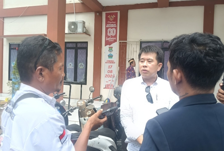 Ko Aseng (tengah) saat di wawancara didepan Kantor Desa Kandawati (Dok/Abo)