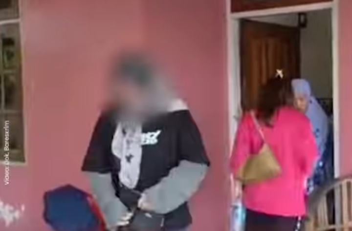 Foto: Tangkapan layar video yang beredar saat penangkapan Anak-Istri Koko Erwin