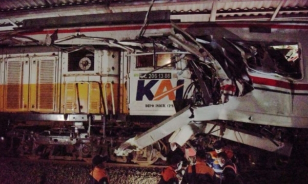 Petugas SAR dan tenaga medis saat evakuasi di Stasiun Bekasi Timur (Foto: Ist)