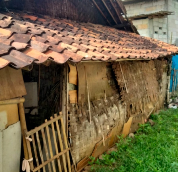Rumah Milik Ibu Karnasih, warga Desa Pasir Ampo, Kecamatan Kresek (foto:Ist)