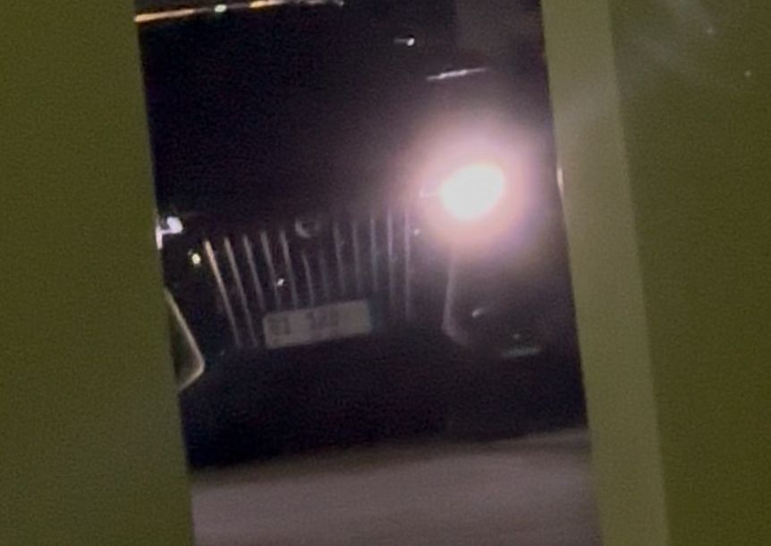 Mobil mewah terparkir di halaman Kantor Satpol-PP Kabupaten Tangerang diduga milik owner One Two Six (Foto:Reggy)