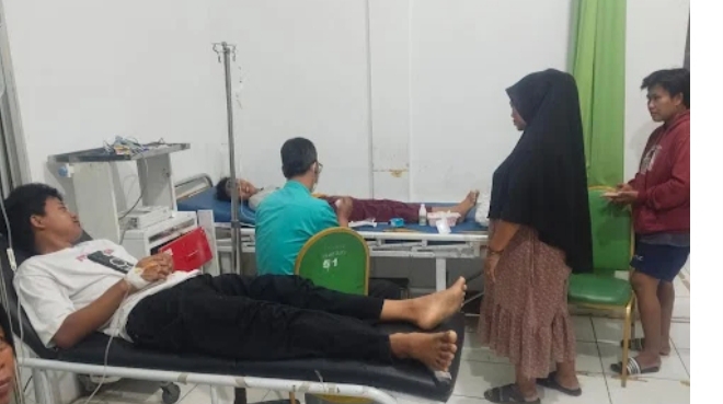 Siswa SMPN 1 Kronjo yang alami keracunan saat penangan di Puskesmas (Foto: ist)
