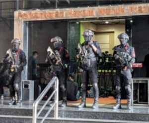 Suasana penggerebekan markas judi online (Foto: Ist)