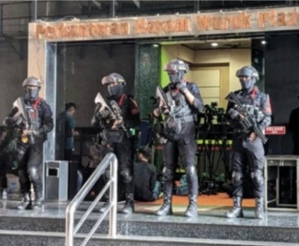 Suasana penggerebekan markas judi online (Foto: Ist)