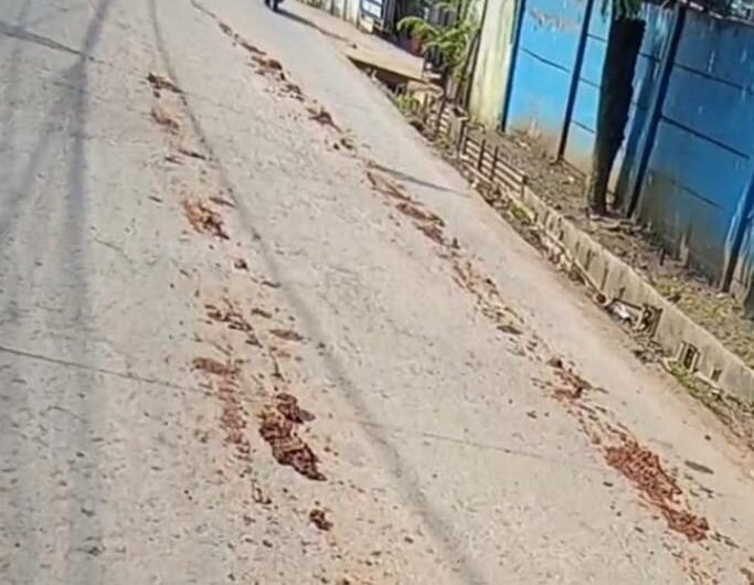 Foto: Ceceran tanah merah di jalan raya Curug Wetan