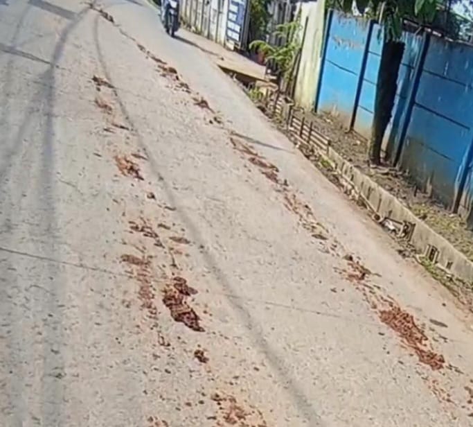 Foto: Ceceran tanah merah di jalan raya Curug Wetan