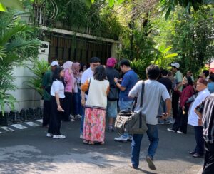 Foto: Jajaran Ormas FBB saat berada didepan halaman Rumah Jokowi