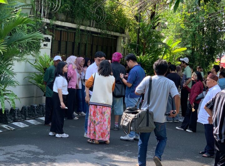 Foto: Jajaran Ormas FBB saat berada didepan halaman Rumah Jokowi