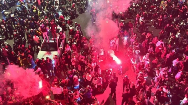 Ribuan Bobotoh rayakan hasil juara BRI Super League Persib di Kawasan Dago Kota Bandung (Foto: ist)