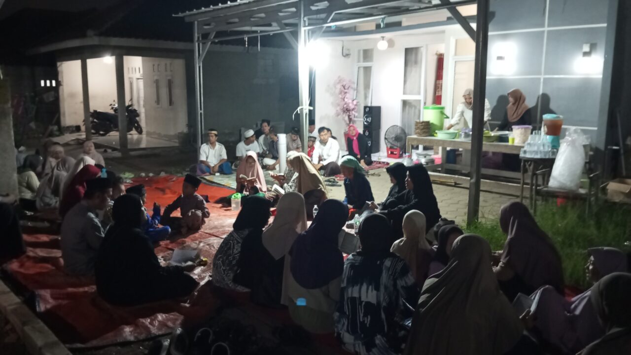 Doa bersama Warga RT 03/03 Desa Merak dalam menyambut Tahun Baru Islam 1448 H (Dok/Abo)