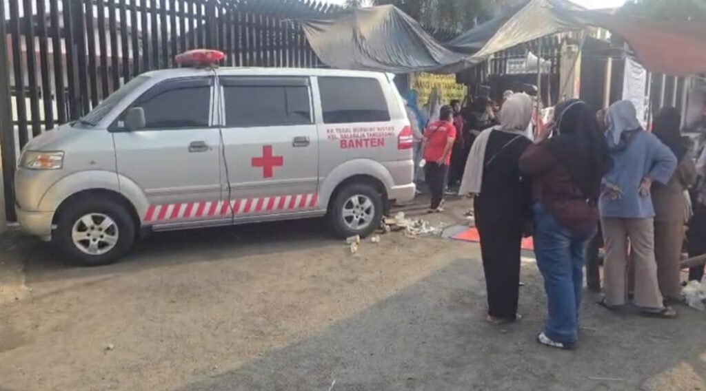 Aksi Demo warga di depan Gerbang PT PEMI Balaraja (foto ist)