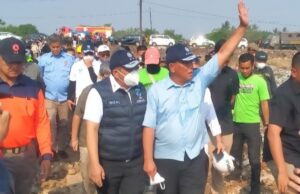 Jumhur Hidayat, Menteri LH saat di TPA Jatiwaringin, Minggu (5/7)