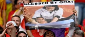 Arsip foto: Suporter Spanyol bentangkan foto Lionel Messi memandikan Lamine Yamal Bayi pada tahun 2007