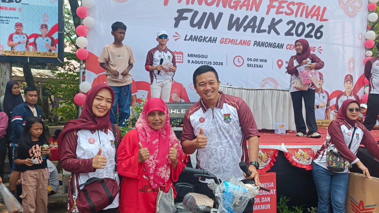 Sekcam Panongan, Rizki Rizani Fachzia secara simbolis memberikan hadiah sepeda motor. (Dok/Rez)