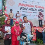 Sekcam Panongan, Rizki Rizani Fachzia secara simbolis memberikan hadiah sepeda motor. (Dok/Rez)