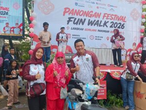 Sekcam Panongan, Rizki Rizani Fachzia secara simbolis memberikan hadiah sepeda motor. (Dok/Rez)