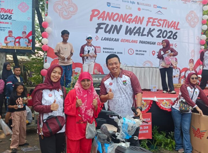 Sekcam Panongan, Rizki Rizani Fachzia secara simbolis memberikan hadiah sepeda motor. (Dok/Rez)