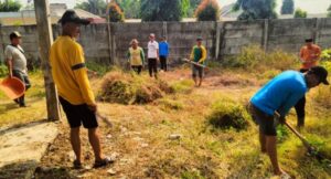 Foto: Pemdes Bakung saat bersih-bersih lingkungan sambut HUT RI ke-81