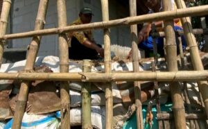 Foto: Penahan darurat, Warga gunakan tiang bambu dan karung berisi tanah
