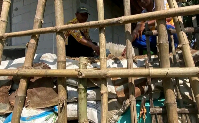 Foto: Penahan darurat, Warga gunakan tiang bambu dan karung berisi tanah