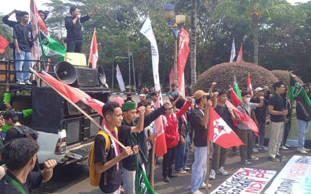 Foto: Aksi Demo Mahasiswa (HMI dan GMNI) Didepan Gedung Bupati Tangerang