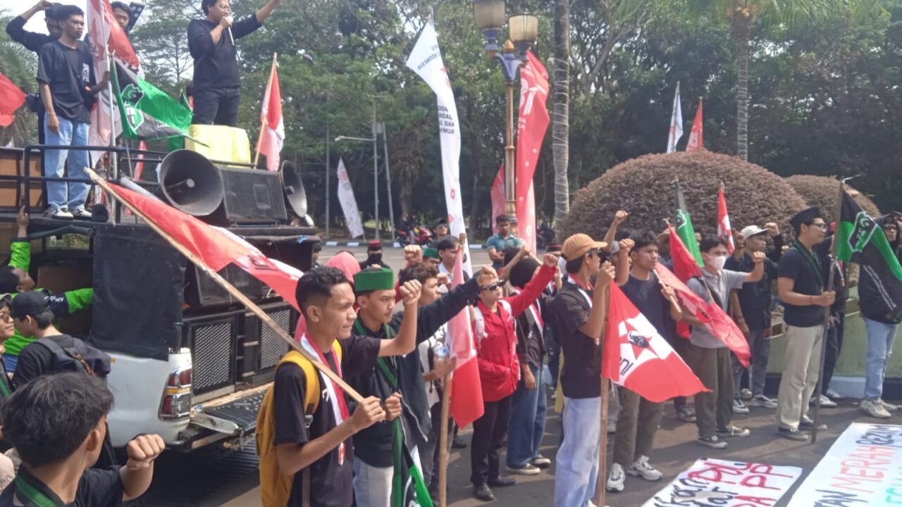 Foto: Aksi Demo Mahasiswa (HMI dan GMNI) Didepan Gedung Bupati Tangerang