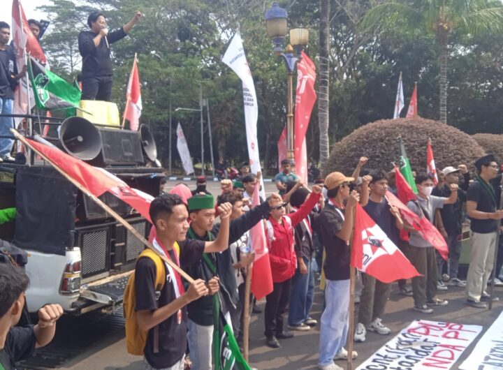 Foto: Aksi Demo Mahasiswa (HMI dan GMNI) Didepan Gedung Bupati Tangerang